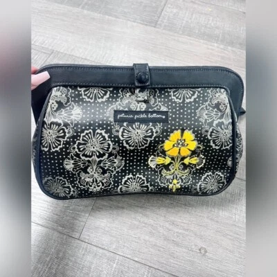 Bolso de Mano Petunia Pickle Bottom Cross Town Negro Amarillo Floral Foto 1 de 4