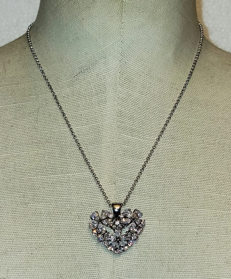 Firmato Nolan Miller Color Argento Trasparente Strass Cuore Ciondolo Su 18” - Immagine 1 di 3