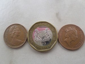 SINGAPORE 1 DOLLAR 2013 + 2 COINS UK.