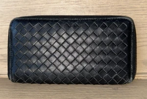 BOTTEGA VENETA SCHWARZE GELDBÖRSE AUS GEFLOCHTENEM LEDER MIT UMLAUFENDEM REISSVERSCHLUSS HERGESTELLT IN ITALIEN - Bild 1 von 14