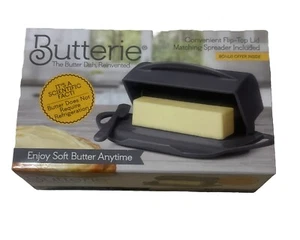 ¡Nuevo! BUTTERIE Tapa Abatible Plato de Mantequilla y Esparcidor a Juego Sostiene 2 Palos GRIS A - Imagen 1 de 2