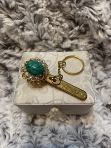 Llavero vintage con clip de guante metal dorado filigrana imitación piedra detalle grabado - Imagen 1 de 5