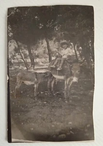 Kleines Mädchen auf Esel beim Stillen von Neddy Vintage altes Foto GRIECHENLAND RPPC - Bild 1 von 4