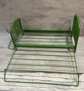 Kit bambola ragazza americana kittredge struttura letto a rotelle in metallo verde - Foto 1 di 4