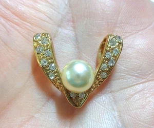 RMN Signed, Gold Tone, Clear Rhinestones, Imitation Pearl “V” Design Pendant. - Picture 1 of 1