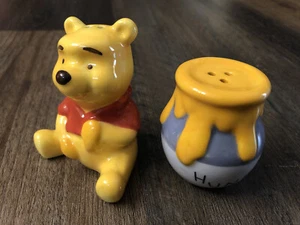 Juego de agitadores de sal y pimienta de cerámica Winnie the Pooh and Honey Pot de Disney - Imagen 1 de 12