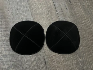 Kippah Yarmulka scamosciata ebraica Kippa Yamaka Kipah Kipot elegante nero - NUOVO - 2 PEZZI - Foto 1 di 5