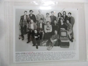 ALIVE FROM OFF CENTER CAST 1986 Foto stampa - Foto 1 di 2