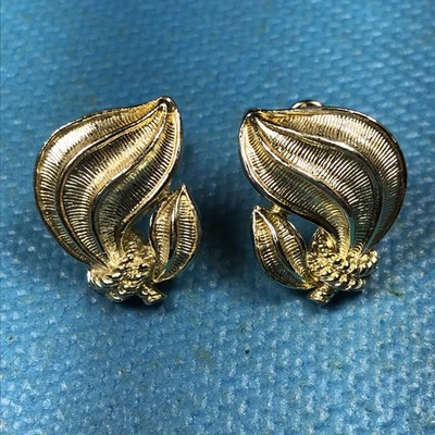 VINTAGE SIGNED STAR SWIRL LEAF GOLD TONE SCREW ON EARRINGS - Image 1 of 4