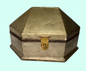 Antike sechseckige Schmuckschatulle aus Metall mit Riegelverschluss - Bild 1 von 9