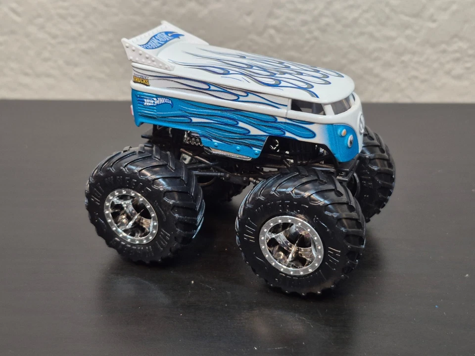 Hot Wheels Monster Trucks VW Drag Bus Blanco con Llamas Azules 1:64 - Como Nuevo Foto 1 de 4