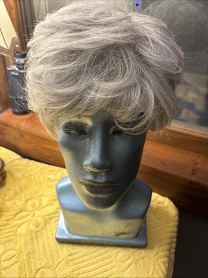 Peruca fofa Pixie curta cinza ondulado marca TLC #7791 - Imagem 1 de 4