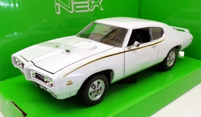 Welly 1/24 Scale Model Car 22501W - 1969 Pontiac GTO - White - Image 1 of 3