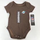 NFL MIAMI DAUPHINS 3/6 mois rampant une pièce - motif texture de football - neuf avec étiquettes