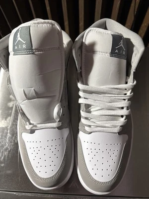 Jordan 1 Mid SE "Blanco/Gris Frío/Gris Medio Talla 10 1/2 Foto 1 de 4