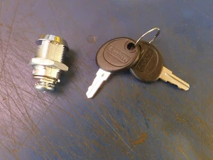 SADDLEBAG LOCK & KEY HARLEY DAVIDSON FL MODELS PN 53306-69 - Picture 1 of 6