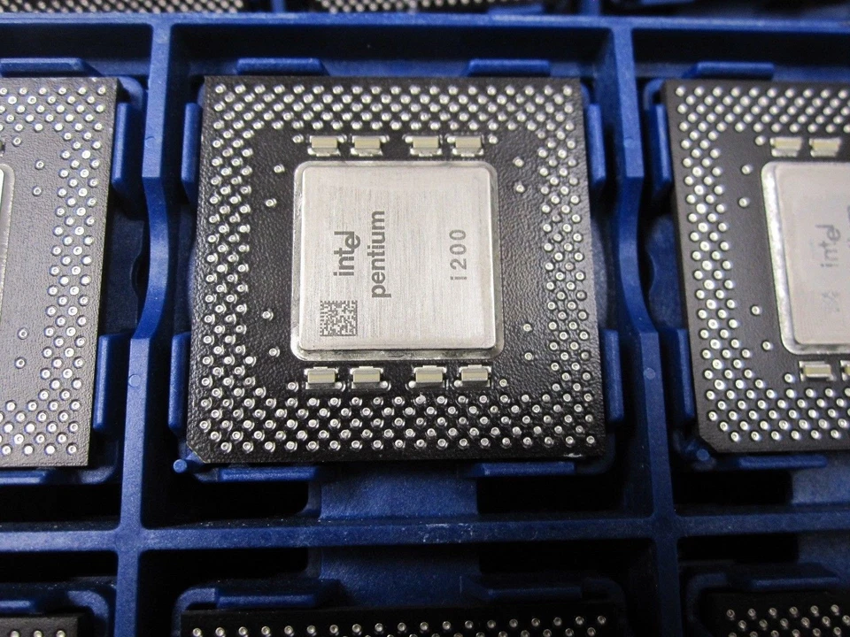 Vintage Intel Pentium 200MHz 66MHz PPGA GOLD PIN CPU FV80502200 SY044 SY045 - Image 1 of 2