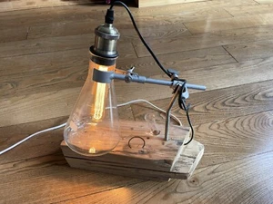 Design - Leuchte Handarbeit LED. Beleuchteter Erlenmeyer Kolben im Stativ-Chemie - Bild 1 von 6