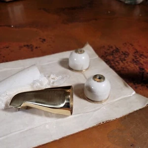 Grifo de bañera de latón etiquetado T-122-3 vintage con escudos de porcelana - Imagen 1 de 13