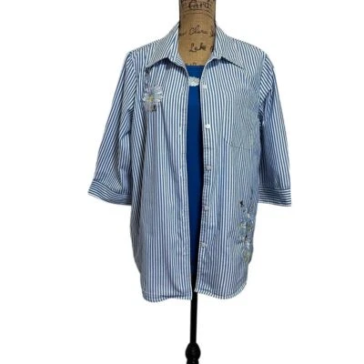 Blair 条纹纽扣衬衫花卉刺绣蜜蜂夏季衬衫尺寸 Lg — 第 1/4 张图片