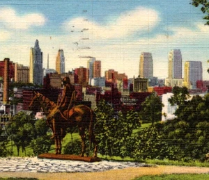 Postal de colección The Scout Estatua Penn Valley Park Skyline Kansas City MO c1942 - Imagen 1 de 3