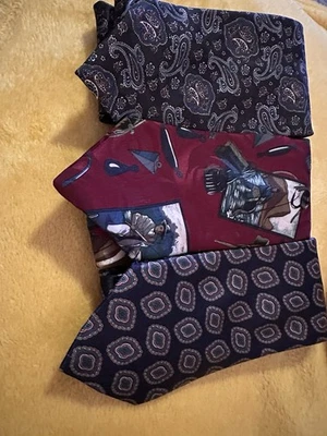 Lot Of 3 Polyester Neck Ties; Geoffrey Beene, American Sports, Camden Court - Imagem 1 de 4