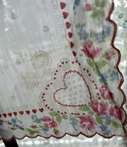 Pañuelo vintage mediados de siglo corazones de San Valentín rosas rojas bordes festoneados - Imagen 1 de 4
