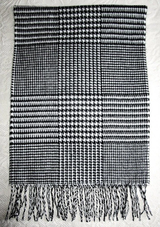 D&Y ¿MÁS SUAVE QUE LA CACHEMIRA? BUFANDA LARGA A CUADROS BLANCO Y NEGRO con FLECO * NUEVA SIN ETIQUETAS Foto 1 de 3