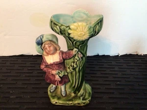 ANTICO VASO FUORIUSCITA MAIOLICA RAGAZZO CON ACCENTI FLOREALI 6" - Foto 1 di 3