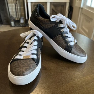 Zapatilla deportiva G by Guess Los Angeles para mujer marrón con logotipo con cordones punta redonda talla 7,5 usada en excelente estado - Imagen 1 de 15