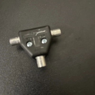 Shure Antenna Signal Splitter - UA221 - Image 1 of 2