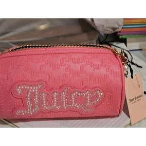 Bolso Cilindro Juicy Couture Rosa Repujado con Detalle de Perla Nuevo con Etiquetas - Imagen 1 de 3