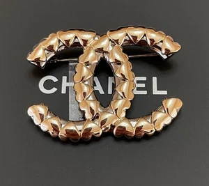 NEU UND VERPACKT authentische CHANEL große goldfarbene Herzen CC Logo Metall Brosche Anstecknadel 22C - Bild 1 von 12