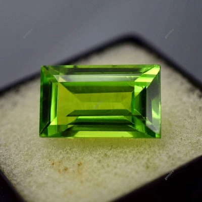 Piedras preciosas sueltas de peridoto verde natural de 9,25 quilates con forma de baguette Foto 1 de 4