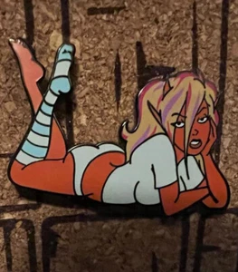 Pin "Helle Belle" Devil Girl Sexy Pinup Lapel Pinny - Bild 1 von 2