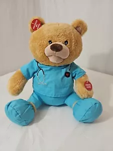 Orso che balla e canta "Mi sento bene" nuovo con etichetta Cuddle Barn Nurse/Dr - Foto 1 di 9