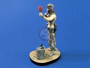 Verlinden 120mm 1/16 Miss Desert Storm US Woman Soldier putting on Lipstick 912 - Picture 1 of 1