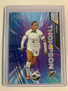 2024 UD Skybox Metal Universe Champions Z Force Gisele Thompson Rave #D/150 - Foto 1 di 2