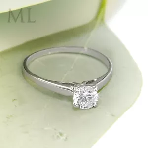 Anillo de compromiso delicado pequeño corte redondo de 0,65 quilates enchapado en oro blanco de 4 clavijas - Imagen 1 de 7