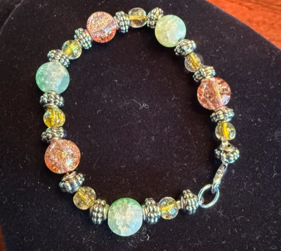 Pulsera espaciadora de cuentas y metal Crackle - amarillo pastel, verde y rosa Foto 1 de 1