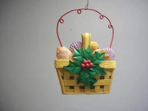 Cesta de conchas de mar tejida bronceada con mango con hoja de acebo y bayas adorno XMas - Imagen 1 de 8