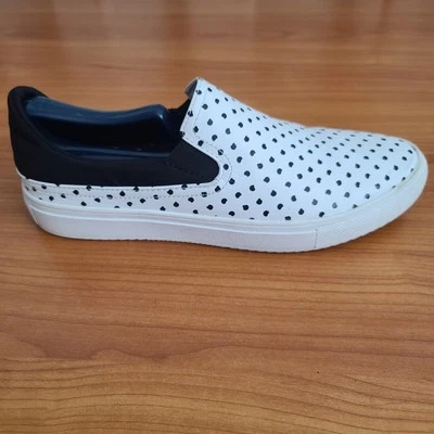 Zapatillas informales Mark Nason Aimee para mujer 9 blancas negras de cuero sin cordones Foto 1 de 4