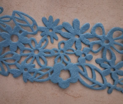 FEUTRINE -BLEUE - motifs FLEURS - 2 m * 9 cm environ - Photo 1/2