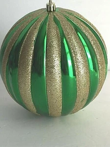 Palla addobbo natalizio a costine plastica verde con glitter oro 19" Cir. - Foto 1 di 8