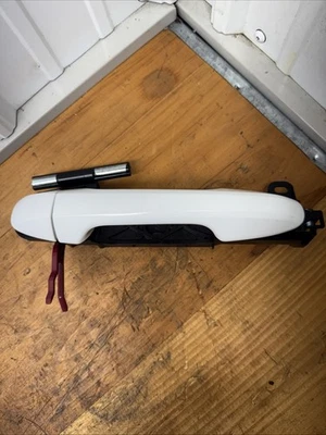 Оригинальная задняя правая ручка внешней двери для Toyota Tacoma 2016-2022 годов выпуска 69211-0E010-B4 - Изображение 1 из 4