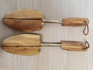 G.H Bass & Co Shoe Trees Cedar Wood Pair Medium Spring Loaded Vintage - Picture 1 of 3