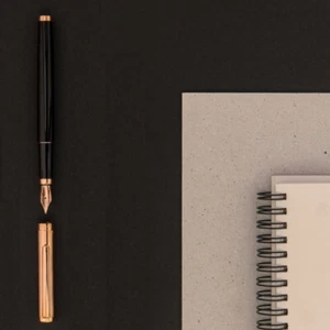 Penna stilografica Otto Hutt design n. 01, penna stilografica, nera, strisce oro rosa, M - Foto 1 di 4