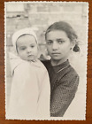 Schönes junges Mädchen mit kleinem Kind im Arm Vintage Foto