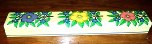 BOITE ARTISANALE  PLUMIER ou boite a aiguilles  PAPIER MACHE PEINT A LA MAIN  - Imagen 1 de 3