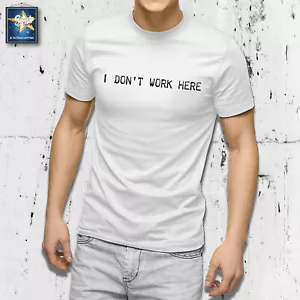 T-shirt MAGLIETTA I DON'T WORK HERE, IO NON LAVORO QUI DIVISA IDEA REGALO FUN - Picture 1 of 23